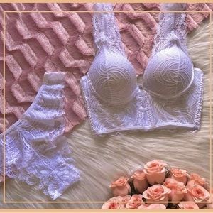 Wonderful cropped set all in lace!
New with tags.